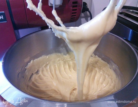 Когда тесто немного охладится, можно вводить яйца. По одному, тщательно вмешивая каждое яйцо в тесто. Может понадобиться от 4 до 5 яиц, зависит от их размера. Последнее яйцо рекомендую добавлять не полностью, а постепенно, чтобы тесто не было слишком жидким. Тесто должно тяжело стекать с венчика. Чтобы было легче, я замешивала его в комбайне.