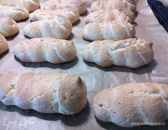 Выпекать в заранее разогретой до 220°С духовке 15 минут, затем снизить температуру до 180°С и выпекать еще приблизительно 10-15 минут до уверенного золотистого цвета. Пока эклеры выпекаются, ни в коем случае не следует открывать духовку, иначе тесто осядет. Если есть сомнения, что эклеры еще не готовы, выньте один, и если он сохранит свою форму и не осядет, выпечка готова. Приоткрыть духовку, подождать минут 5, вынуть и охладить на решетке.