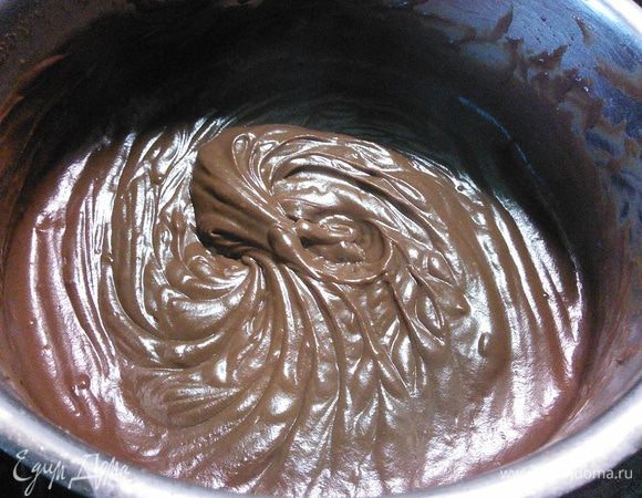 Перед тем, как молоко закипит, тонкой струйкой при интенсивном помешивании ввести яичную смесь и варить до загустения. Крем готов, его нужно накрыть пленкой по поверхности крема и полностью остудить.