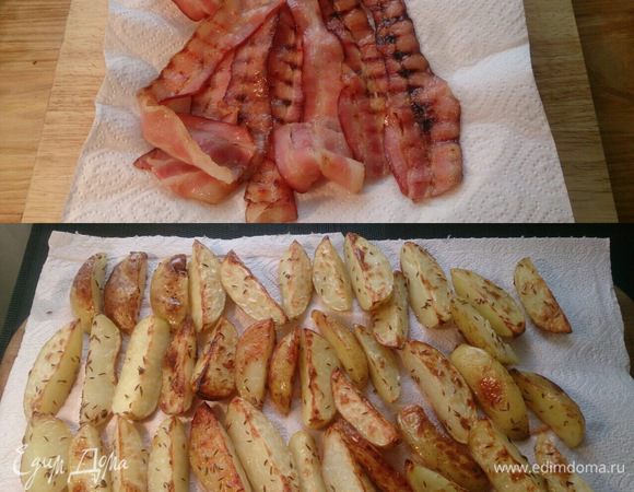 Картофель и бекон освобождаем от лишнего масла.