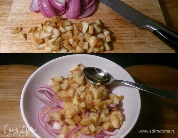 Нарезаем жареное яблоко кубиком, красный лук полукольцами и маринуем все это минут 15 в яблочном уксусе и коричневом сахаре.