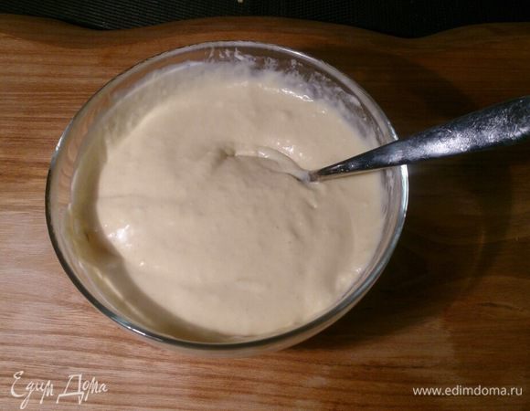 Делаем соус: смешиваем майонез, дижонскую горчицу с медом и сливочный хрен.