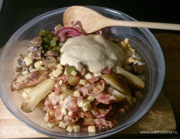 Выкладываем все ингредиенты в салатник, добавляем соус и аккуратно, и тщательно перемешиваем.