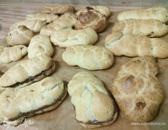 Крем можно отсадить с помощью кулинарного шприца или просто разрезать эклеры пополам и начинить кремом.