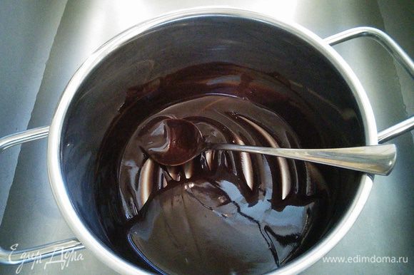 Для того, чтобы приготовить ганаш, нужно растопить шоколад со сливками и маслом. Дать ганашу немного остыть, я поставила в умывальник с холодной водой (но не пропустить момент, когда смесь начнет застывать).