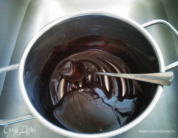 Для того, чтобы приготовить ганаш, нужно растопить шоколад со сливками и маслом. Дать ганашу немного остыть, я поставила в умывальник с холодной водой (но не пропустить момент, когда смесь начнет застывать).