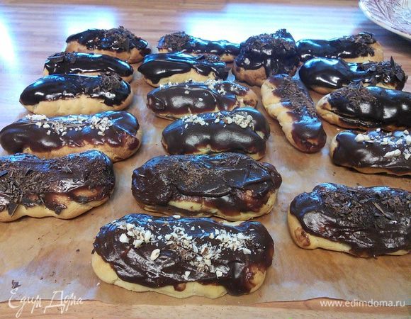 И обмакнуть эклеры в ганаш. У меня ганаш из двух видов шоколада: горького и молочного. Такие уж пристрастия в моей семье. Сверху можно присыпать шоколадной стружкой и мелко рублеными орешками. Кстати, таким образом можно прикрыть возможные изъяны. Эклерам дать подсохнуть.