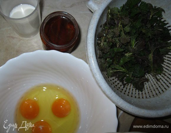 Духовку разогреть до 180°С. Подготовить ингредиенты. Яйца слегка взбить с молоком, добавить соль, перец, тонкой струйкой влить масло. Подмешать просеянную муку (два вида для полезности), разрыхлитель, все перемешать. 