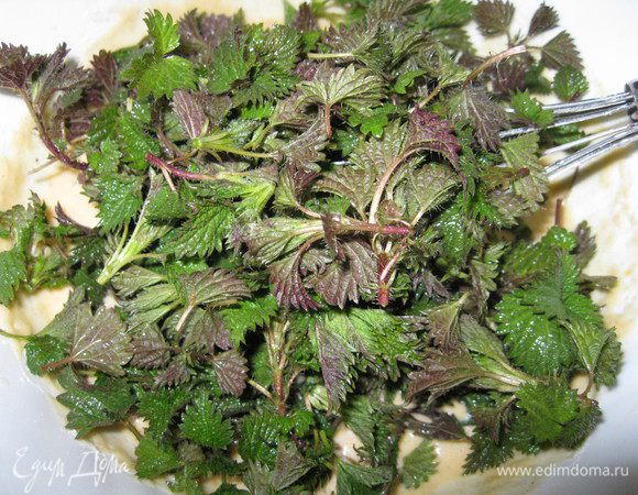 Листики крапивы добавить в тесто.