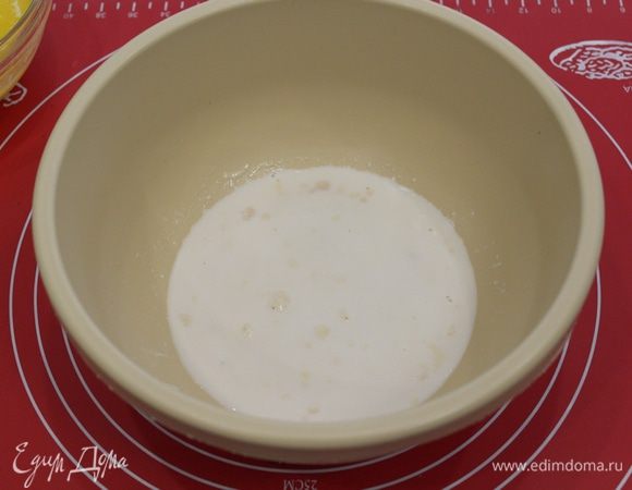 Дрожжи растереть с водой и 1 ст. л. муки, оставить на 10 минут.