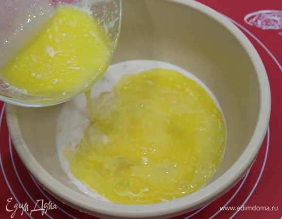 Смешать обе жидкости вместе.