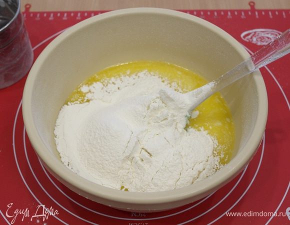 Просеять муку.