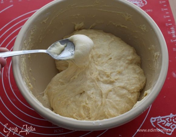 Тесто обмять, хорошо вымешанное тесто получается нежным и шелковистым.