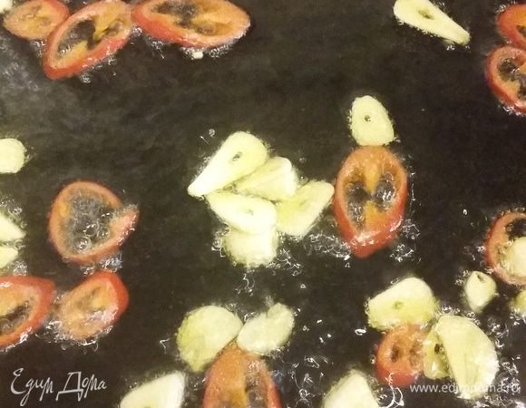 Нагреваем в сотейнике с толстым дном оливковое масло на среднем режиме, обжариваем в нем перчик с чесноком.