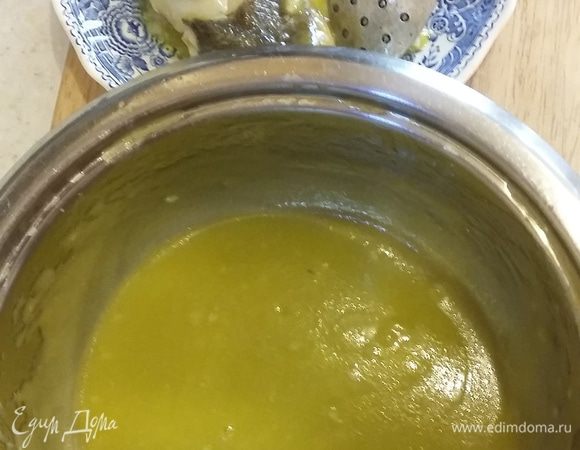 Аккуратно перекладываем кусочек рыбы в чистую миску. В отдельную чашку сливаем масло почти полностью. Остатки с белыми разводами (это и есть выступивший желатин) выливаем на рыбу. Слегка трясем миску. На глазах происходит образование эмульсии. Как только процесс пошел, перекладываем рыбу на сервировочную тарелку. В миску с соусом потихоньку вливаем перелитое оливковое масло, все время делая круговые движения миской. Добиваемся гладкой текстуры соуса. В конце можно перемешать соус ситечком до образования красивого однородного соуса.