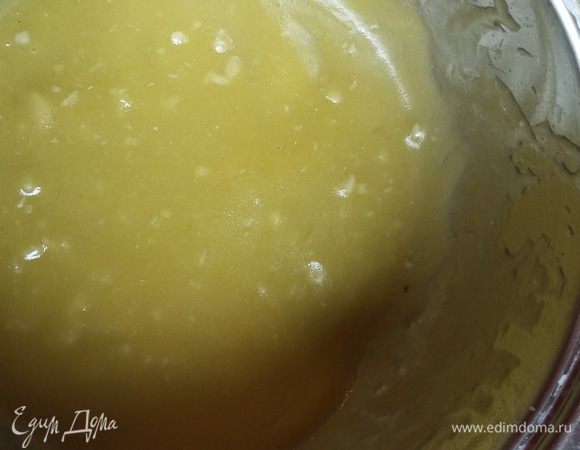 Образовавшийся соус должен получится гладким и стабильным. Хорошо добавить в него немного лимонного сока и довести до вкуса по соли-перцу. Сервируем рыбу с соусом и отложенными чесноком и чили перцем.