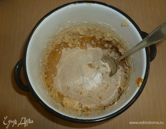 Смешать оба вида муки, специи, разрыхлитель и соль. Добавить к маслу. С апельсина снять цедру и выжать сок, добавить цедру и 3 ст. л. сока в тесто. Вмешать яйца. 