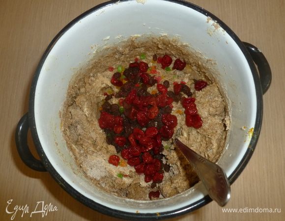 Добавить сухофрукты и вишню. Перемешать. Разложить тесто в формы, заполняя их на 3/4. Выпекать 35 минут. Убавить температуру до 160°С и выпекать еще 15-20 минут. Готовность проверить зубочисткой. 