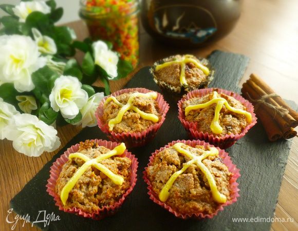 Готовые маффины полностью остудить. Приготовить глазурь согласно инструкции. Посыпать маффины сахарной пудрой и украсить глазурью. Приятного аппетита!