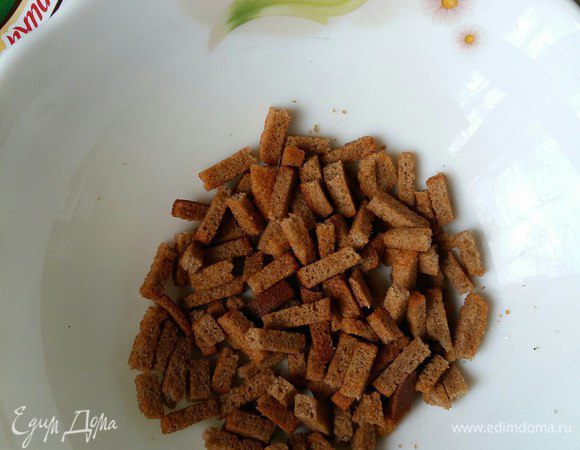 В чашку высыпаем 1 упаковку сухариков. Совет!!! Обязательно берите со вкусом ветчины, бекона, салями. Пробовала с разными вкусами, результат совершенно не тот. 