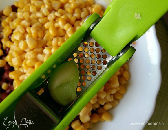 Добавляем 1 зубчик чеснока.