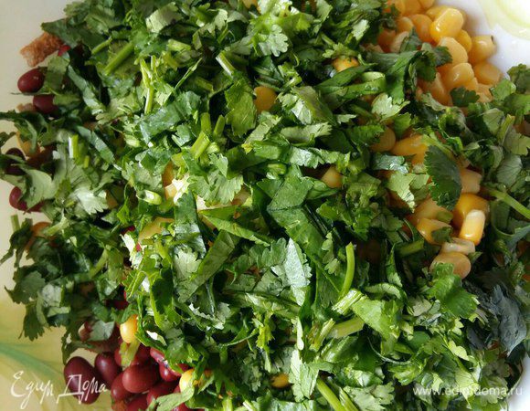 Мелко режем кинзу и добавляем ко всем ингредиентам.