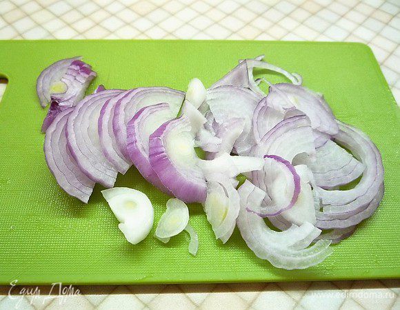 Луковицу очищаем и нарезаем полукольцами.