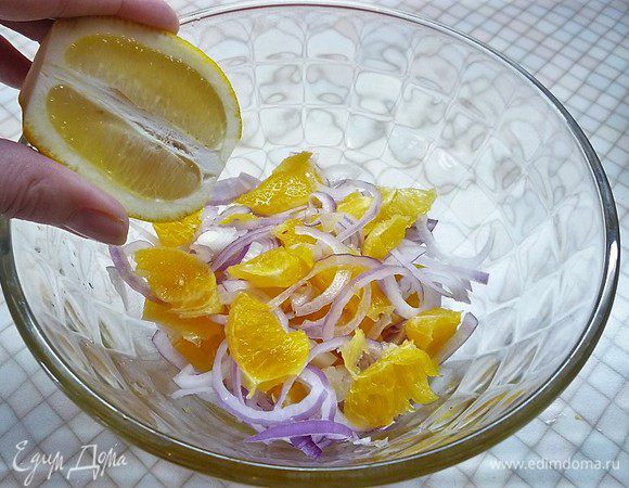В салатнике смешиваем апельсины и лук, сбрызгиваем лимонным соком.