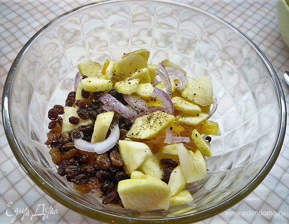 Добавляем в салатник очищенное и нарезанное небольшими дольками яблоко, изюм, приправляем перцем, солим по вкусу.