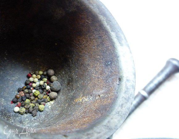 Смесь перцев растираем в ступке.