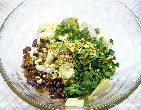 Добавляем мелко нарезанные фисташки, кинзу, сельдерей и мяту.