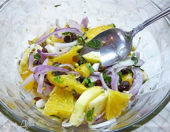 Для заправки смешиваем оливковое масло, лимонный и апельсиновый сок и поливаем салат. Аккуратно перемешиваем.