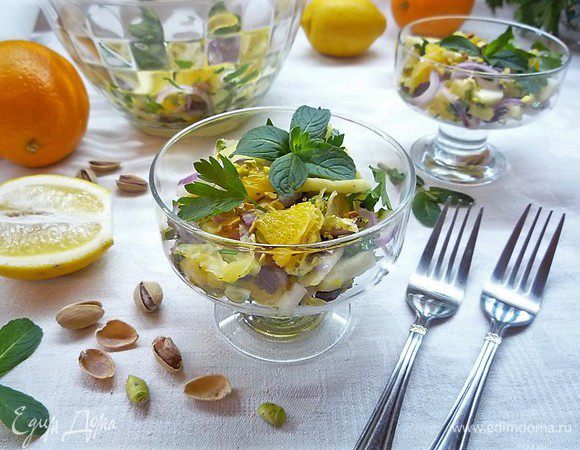 Укладываем салат в порционные салатники и подаем на стол. Приятного аппетита!