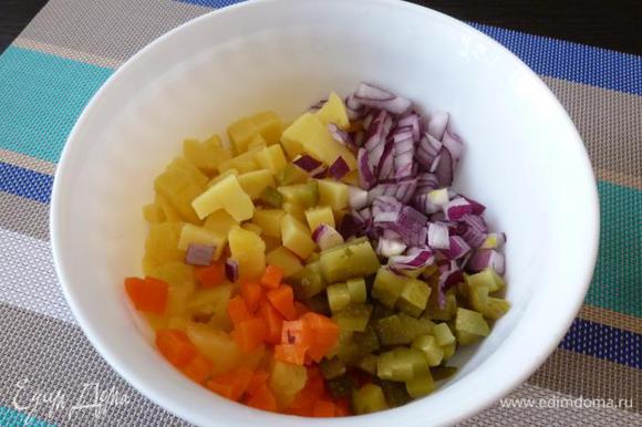 Вареные картофель и морковь нарежем таким же кубиком как и свеклу. Так же поступим с солеными огурцами и сладким луком.
