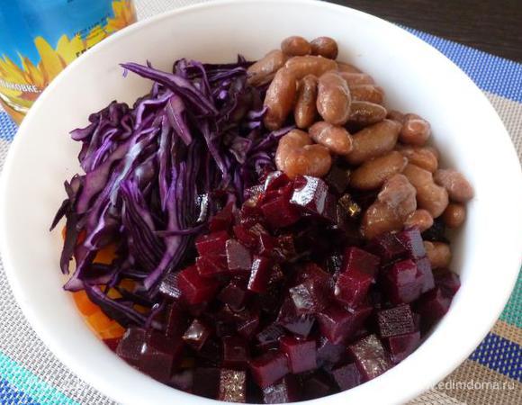 Заранее сварите фасоль. Хотите, возьмите консервированную из банки. Но я не люблю баночную фасоль, для салатов всегда варю.
Краснокочанную капусту нашинкуем тонкой соломкой, немного посолим и разомнем пальцами.
Фасоль и капусту добавляем к другим овощам.