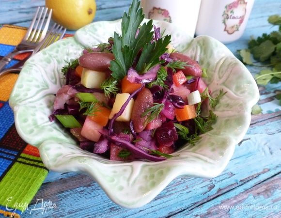 Нарубим зелень укропа, петрушки, зеленый лук. Посолим и поперчим салат. Заправим тыквенным маслом. 
Очень вкусный винегрет готов! Угощайтесь.