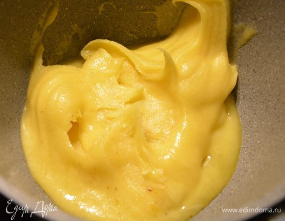 Мед переложить в ковш и поставить на плиту.