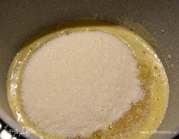 Добавить сахар и варить до 120°С, примерно 5 минут.