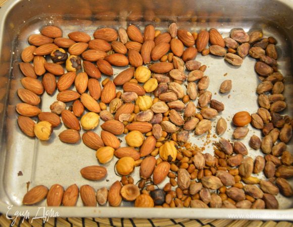 Орехи очистить от шкурок (миндаль и фисташки я не чистила) и подрумянить в духовке или на сковороде. Подойдут любые орехи. У меня: миндаль, кедровые, фисташки, лесные орехи.