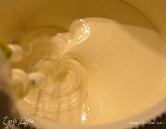 Белок с сахарной пудрой взбить до крепкой пены, тонкой струйкой влить медовый сироп, не прекращая взбивать. Старайтесь не попадать сиропом по венчикам, лейте с краю миски, иначе он (сироп) застынет и потянется твердой ниткой. Взбивать еще 3-4 минуты.
