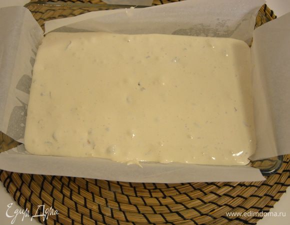 Выложить медовую массу в заранее подготовленную форму.