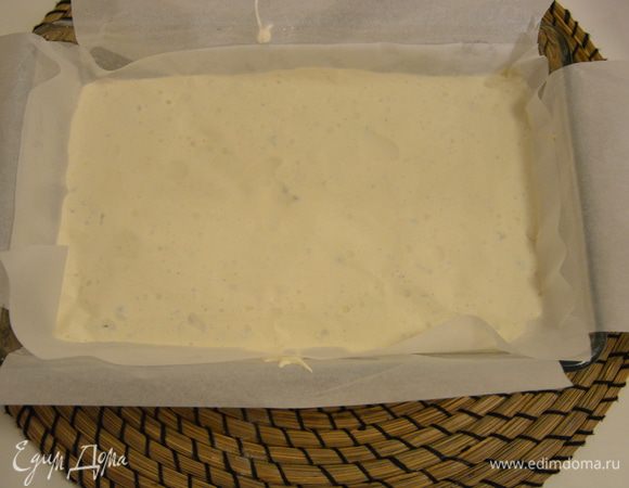 Вырезать прямоугольник из бумаги для выпечки, смазать его маслом и плотно накрыть им ореховую сладость.