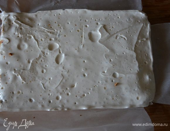 Остудить туррон 2-3 часа в холодильнике.