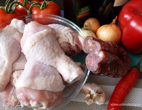 Подготовим все продукты. Куриные голени (бедра или нарубленная тушка курицы) помоем и обсушим.