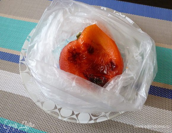 Большой сладкий перец (а лучше два) запечем в духовке до черных подпалин. Завернем в пакет на 10 минут.