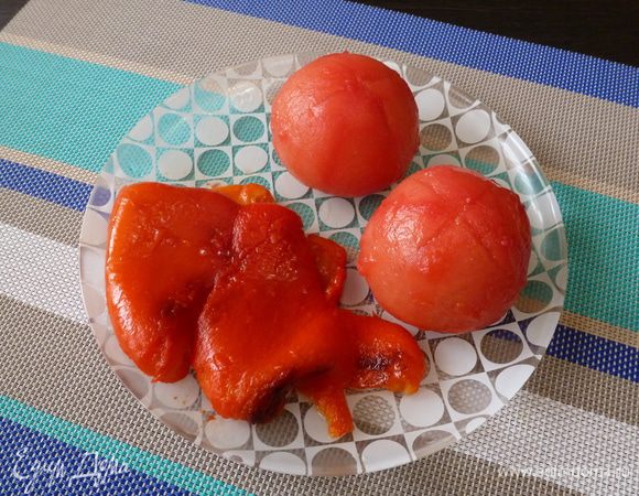 Сладкий перец и помидоры почистим от шкурки.