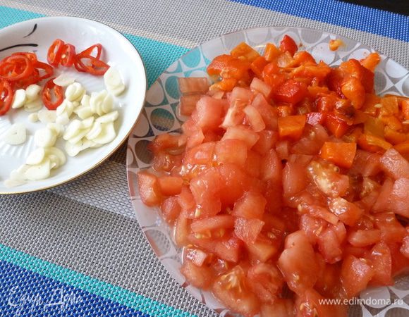 Нарежем почищенные овощи на кусочки. Острый перец и чеснок нарежем.