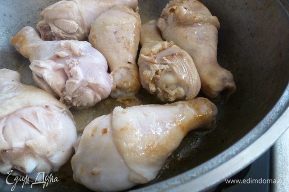 На сковороде, где жарился лук обжарим куриные голени до золотистого цвета. Посолим.