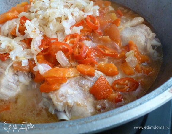 К курятине кладем обжаренный лук, сладкий перец и помидоры. Доведем до кипения, уменьшим огонь и тушим минут 20.