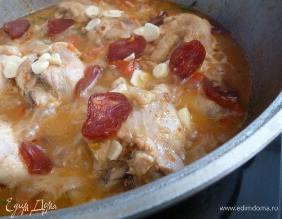 Чоризо нарежем колечками. Отправляем в сковороду вместе с чесноком. Тушим еще минут 10 под крышкой на медленном огне.